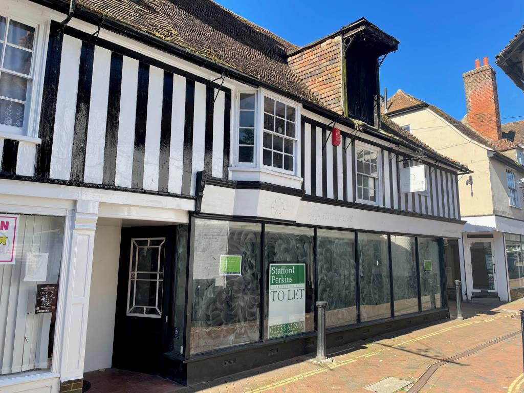 Lot: 120 - TOWN CENTRE PREMISES IN PROMINENT LOCATION -